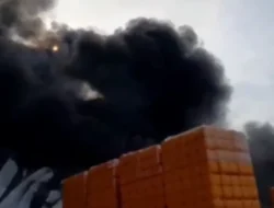 PT Argo Raya Mas Terbakar karywan Berhamburan