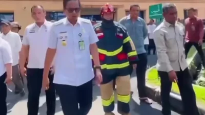 Wali kota Medan Meninjau Kebakaran Yang TerjadiDi Gedung Madina Al Munawwarah Dikomplek Asramah Haji Medan