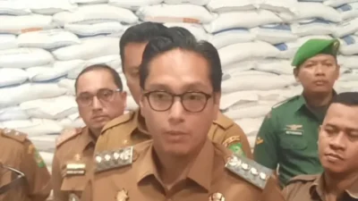 Babinsa Koramil 02-01/MT Dampingi Wali kota Medan Cek Stok Beras DiGudang Bulog Jemadi
