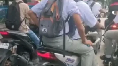 Kereennn… Siswa SMA di Medan Bawa Motor Dinas Polisi