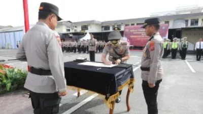 Kapolda Sumatera Utara, Irjen Pol Whisnu Hermawan Februanto, S.I.K., M.H., resmi melantik Komisaris Besar Polisi Dr. Jean Calvijn Simanjuntak sebagai Kapolrestabes Medan.