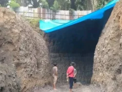 GEGER! LUBANG RAKSASA DITUTUP TERPAL BIRU MUNCUL DI PASAMAN BARAT, DIGALI DIAM-DIAM BERBULAN-BULAN: ADA APA DI DALAMNYA
