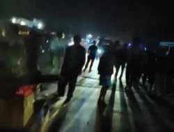 Ratusan Warga Blokade Jalan dan Bakar Meja Judi Tembak Ikan di Tiga Panah