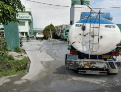 TERCIDUK BAWA SOLAR 12.000 LITER: TRUK TANGKI BIRU-PUTIH DIDUGA PASOK SOLAR SUBSIDI ILEGAL KE PT KRATON KIM 2