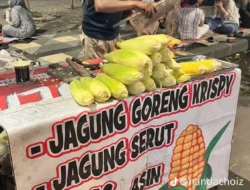 Penjual Jagung Bakar Bertahan di Tengah Kota, Menjadi Pilihan Kuliner Favorit Warga Surabaya