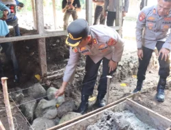 Kapolres Pasaman Barat Menggelar Kegiatan Peletakan Batu Pertama Bedah Rumah di Kecamatan Kinali