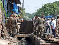 Kembalikan Fungsi Saluran, Pemkot Surabaya Tertibkan Lapak PKL di Jalan Gembong Tebasan