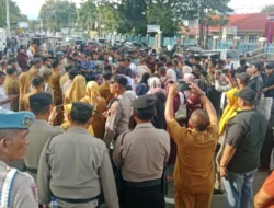 Antara Aturan dan Piring Nasi: Perjuangan Ibu Rumah Tangga Demi Masa Depan Anak Didepan Kantor Gubernur
