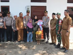 Polres Pasaman Barat Serahkan Kunci Rumah Hasil Program Bedah Rumah kepada Nenek Kartini di Hari Bhayangkara ke-80