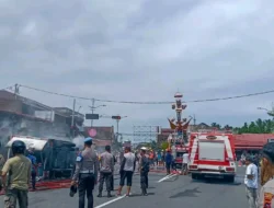 MOBIL SUPLAI PLN KOTA PARIAMAN TERBALIK DI DEPAN TUGU TABUIK, LALU LINTAS SEMPAT TERSENDAT