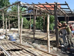 Satpol PP Surabaya membongkar bangunan liar di bawah Flyover Tambak Mayor untuk mendukung pembangunan rumah pompa.