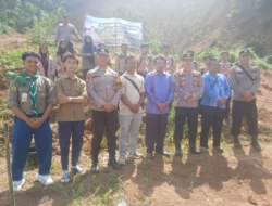 POLSEK TALAMAU GANDENG PELAJAR TANAM RATUSAN MAHONI DI KAMPUNG RAWAN LONGSOR PASANGGIANG