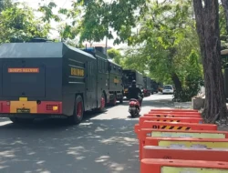 Polisi Siaga, Jalan Teuku Umar Disterilkan Jelang Aksi PSHT Arus Bawah Petugas kepolisian mulai berdatangan di Jalan Teuku Umar untuk mengamankan unjuk rasa kelompok PSHT arus bawah.