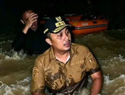 WAGUB VASKO RUSEIMY PIMPIN EVAKUASI MALAM HARI DI DADOK TUNGGUL HITAM, KETINGGIAN AIR CAPAI 2,5 METER