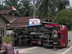 MOBIL TERBALIK DI LINTAS UJUNG GADING, DIDUGA PECAH BAN SAAT MELAJU KENCANG