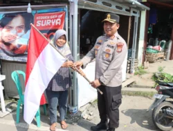 Sambut Kemerdekaan, Kapolres Pasbar AKBP Agung Tribawanto Bagikan Ribuan Bendera ke Masyarakat