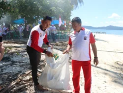 SAMbut HUT RI KE-81, POLRES PASAMAN BARAT BERSIH-BERSIH PANTAI PULAU PIGAGO