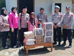 Jumat Berkah, Polsek Talamau Berbagi Kebahagiaan Bersama Ibu Afrina di Jembatan Panjang